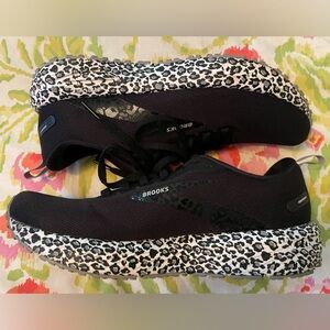 Brooks Running Women's Revel 6 Run Wild Running Shoes, SZ 7.5. EUC.